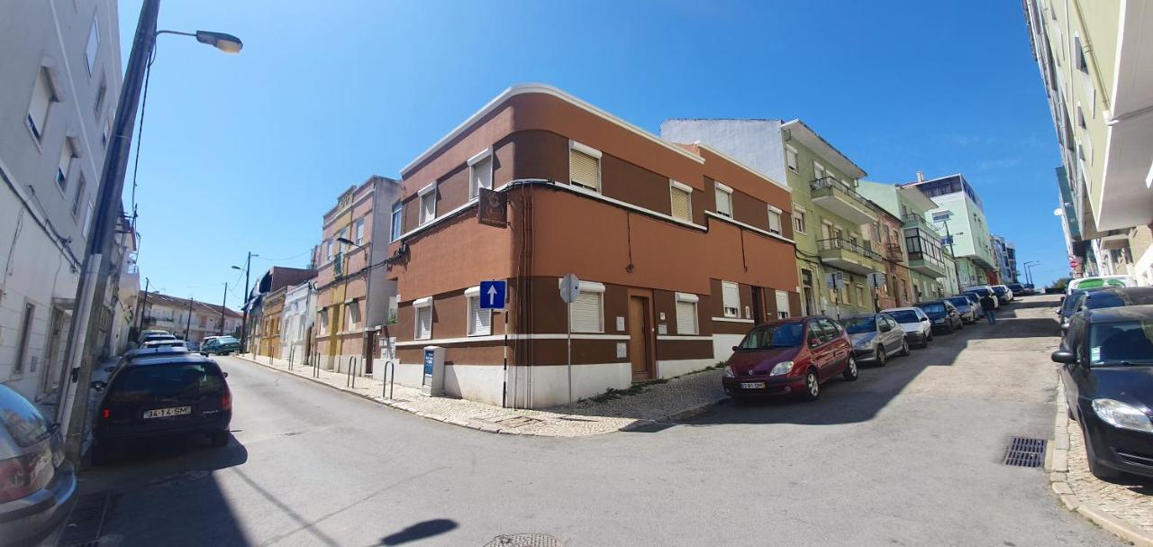 Afonso Galo Guest Apartments II Almada Bagian luar foto